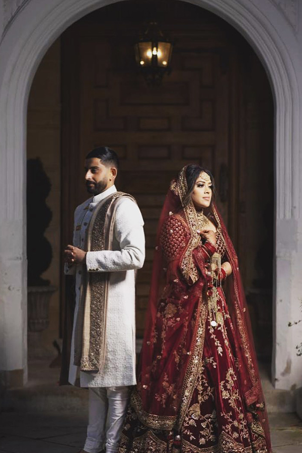 Stunning white sherwani with contrasting maroon stole for the groom to be  |WedMeGood|… | Indian wedding photography, Online wedding planner, Indian  wedding planning